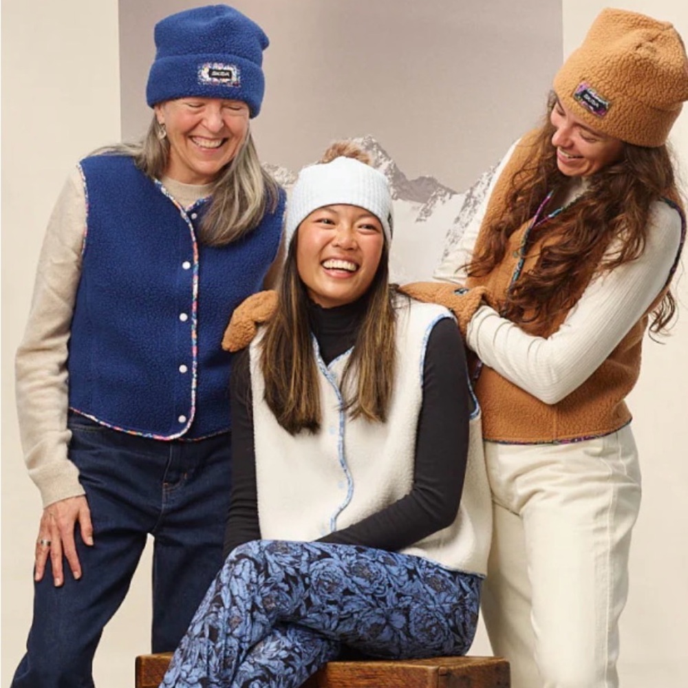 Skida mint green fleece vest with pink trim